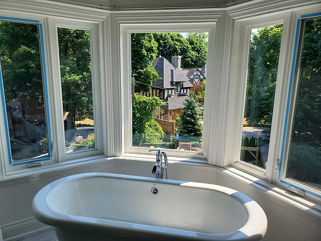 vinyl-windows-replacement-toronto-bathroom-bow-turret