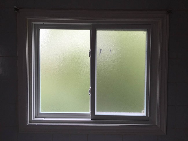 vinyl-windows-replacement-toronto-frosted-privacy
